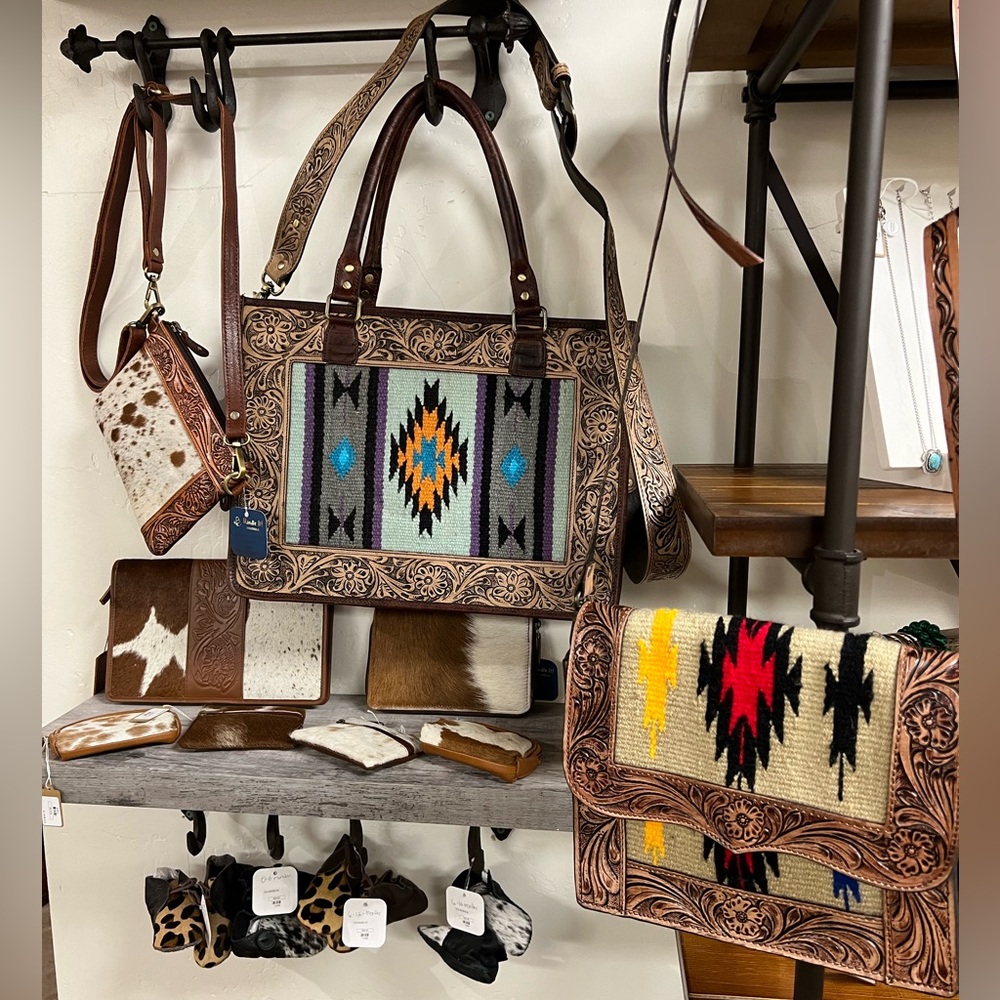 NEW RELEASE Tooled Leather flower Rug Wool flap shoulder bag Boho west Tan Red - Picture 3 of 9
